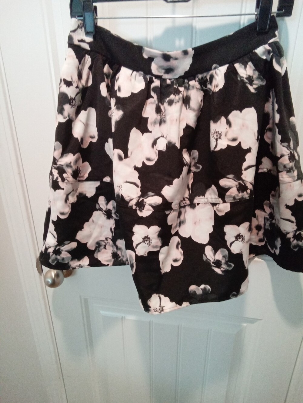 Express Sz 8 Black & White Floral Pleated A-Line High Waisted Mini Skirt